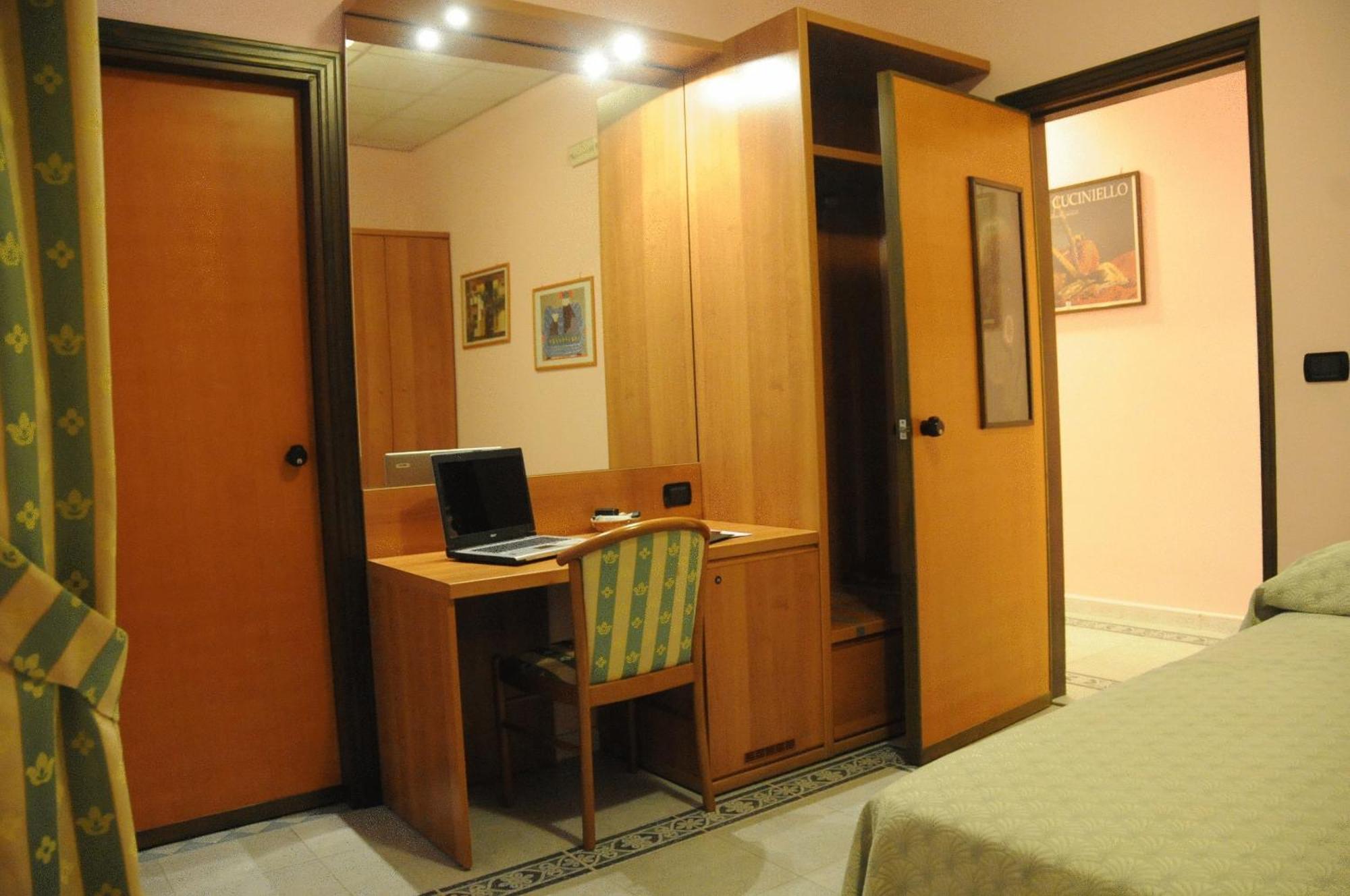 Hotel Grillo Verde ตอร์เร อันนุนซิอาตา ภายนอก รูปภาพ